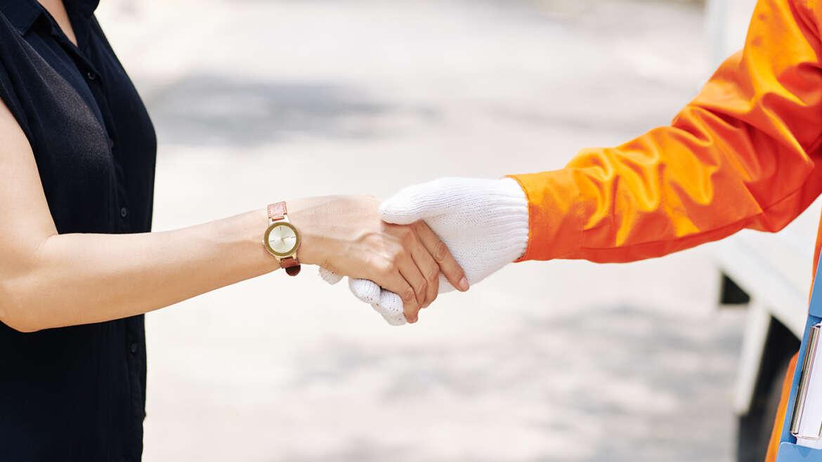 10 reasons to hire professional packers and movers client and mover shaking hands 2021 04 03 22 53 37 utc 1170x658 1