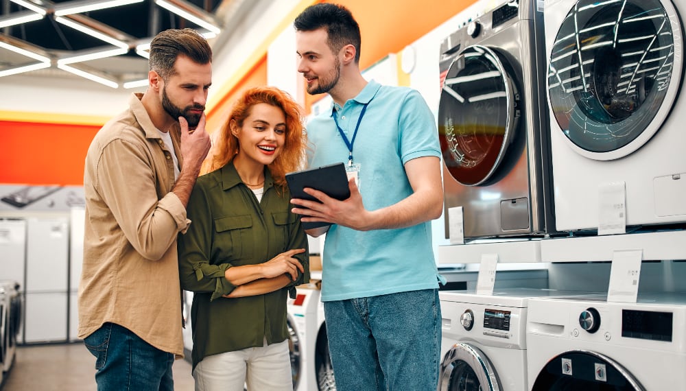 Man presenting household appliances for moving, TrekMovers