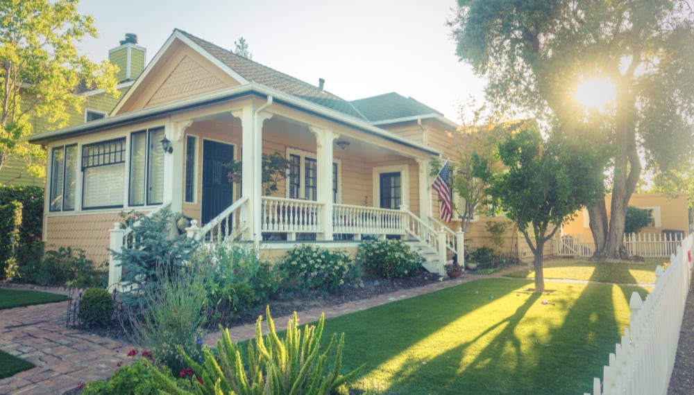 Beautiful suburban home with a well-kept front yard, TrekMovers